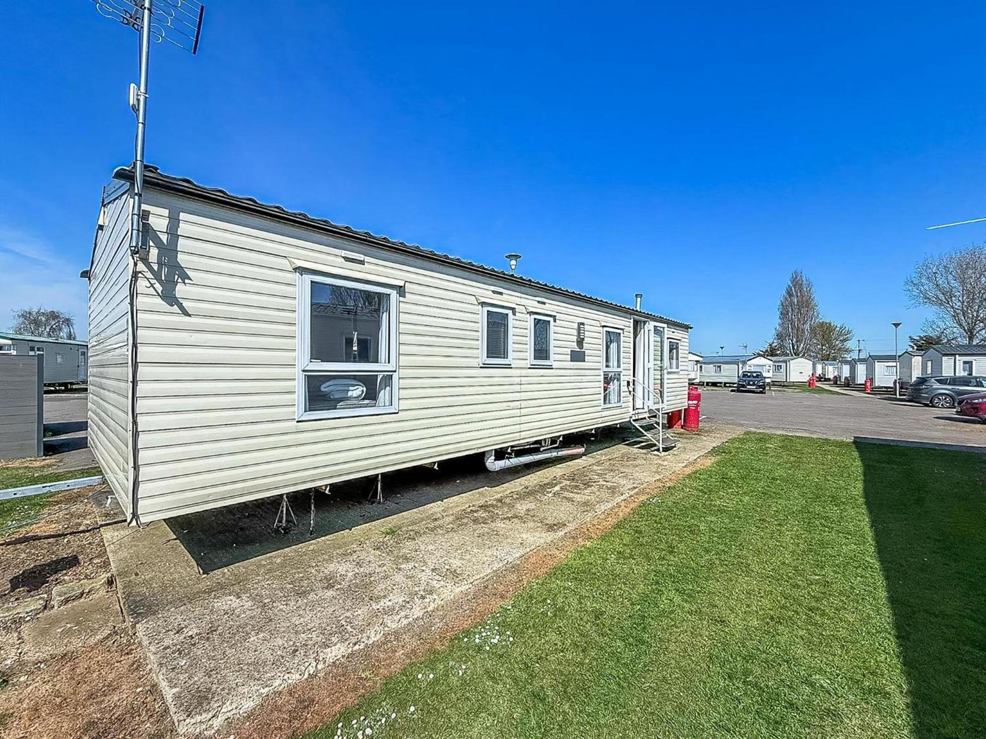 10 Berth Caravan For Hire At Seawick Holiday Park In Essex Ref 27102Sw Clacton-on-Sea Extérieur photo