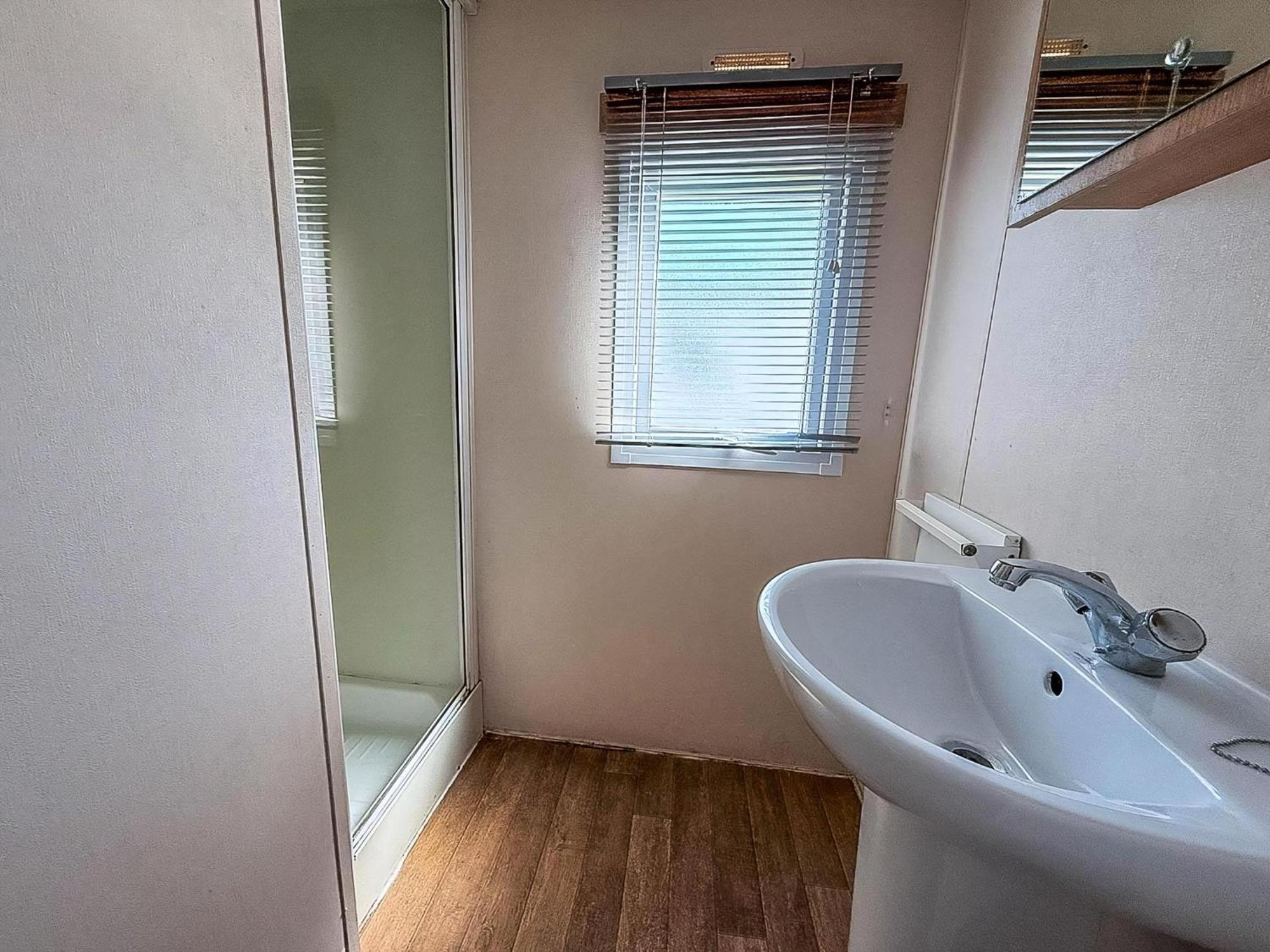 10 Berth Caravan For Hire At Seawick Holiday Park In Essex Ref 27102Sw Clacton-on-Sea Extérieur photo