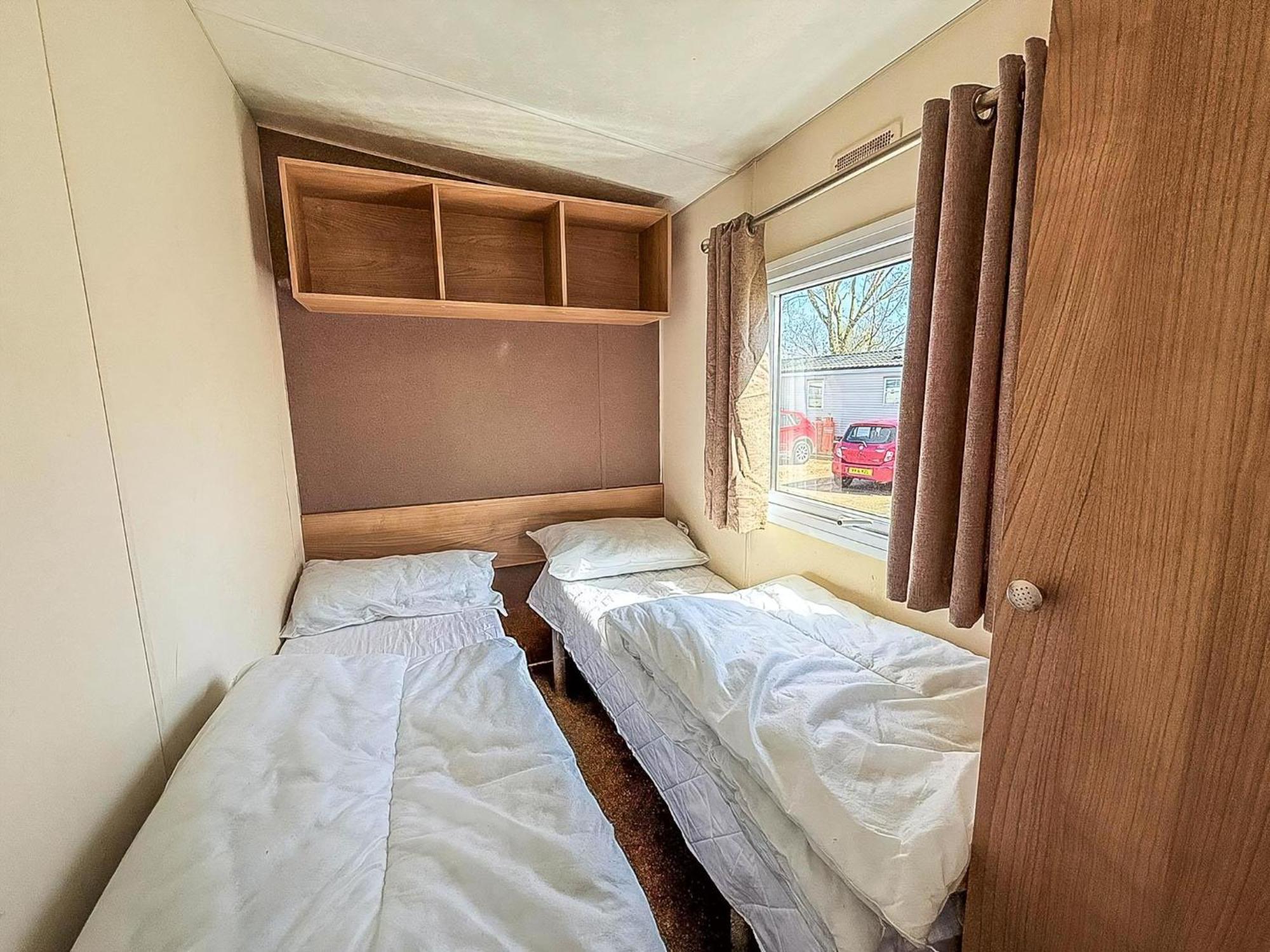 10 Berth Caravan For Hire At Seawick Holiday Park In Essex Ref 27102Sw Clacton-on-Sea Extérieur photo