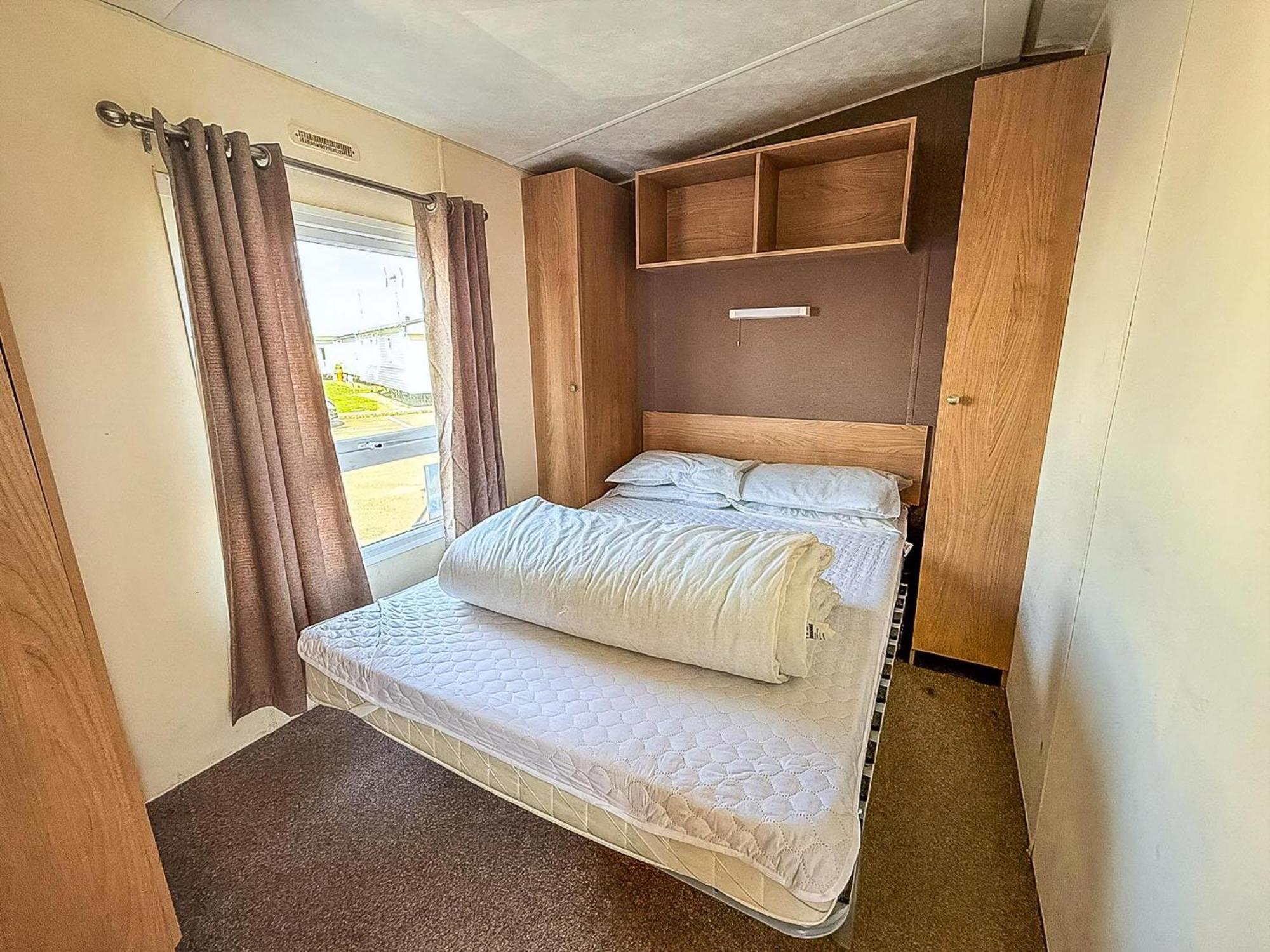 10 Berth Caravan For Hire At Seawick Holiday Park In Essex Ref 27102Sw Clacton-on-Sea Extérieur photo