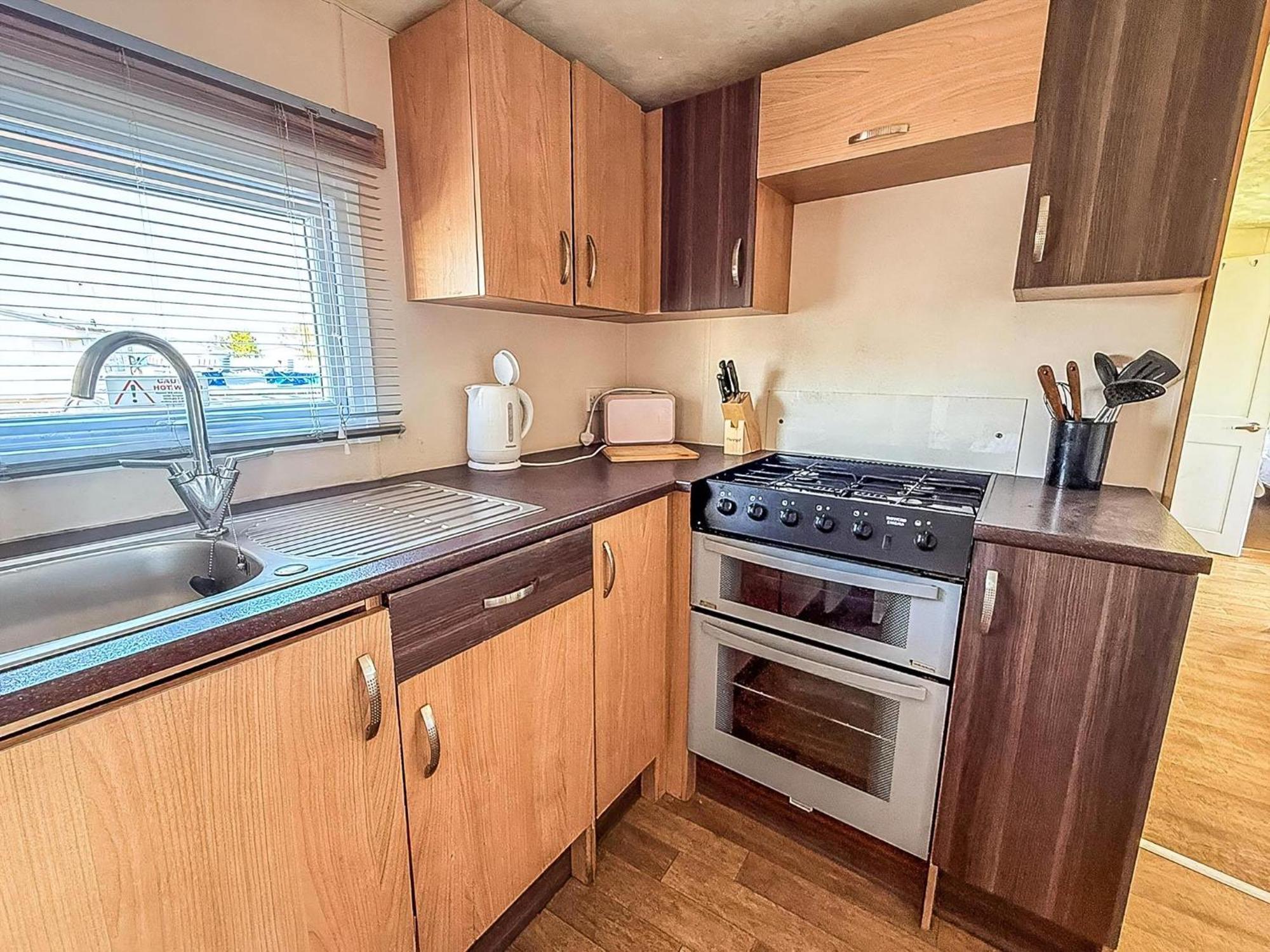 10 Berth Caravan For Hire At Seawick Holiday Park In Essex Ref 27102Sw Clacton-on-Sea Extérieur photo