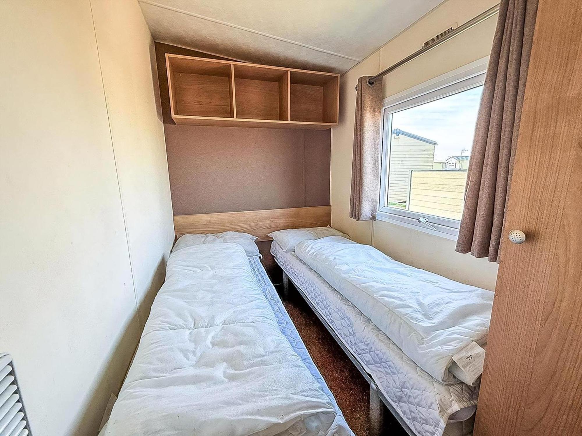 10 Berth Caravan For Hire At Seawick Holiday Park In Essex Ref 27102Sw Clacton-on-Sea Extérieur photo